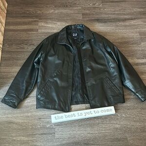 GAP MENS LEATHER JACKET GENTLY USED PERFECT FOR ALL YEAR LONG SIZE(LARGE)